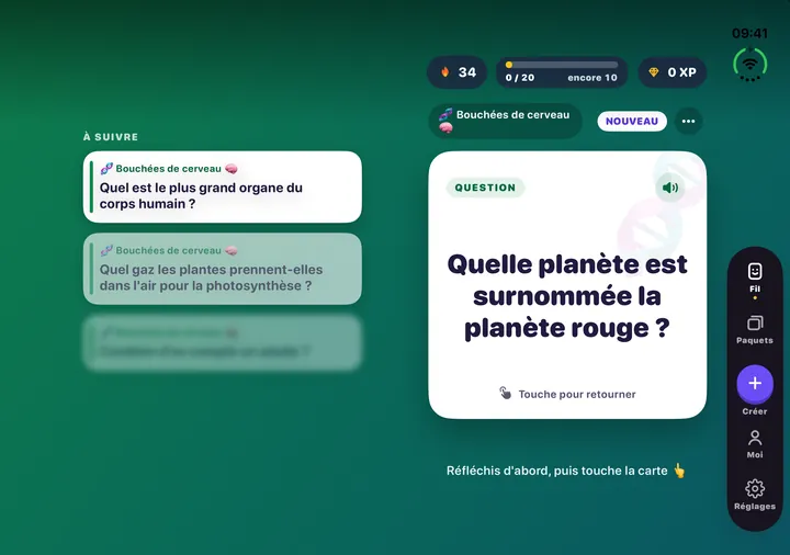 Flash Feed sur un iPhone Duo ouvert : la carte en cours de révision sur la page de droite, les prochaines questions à gauche
